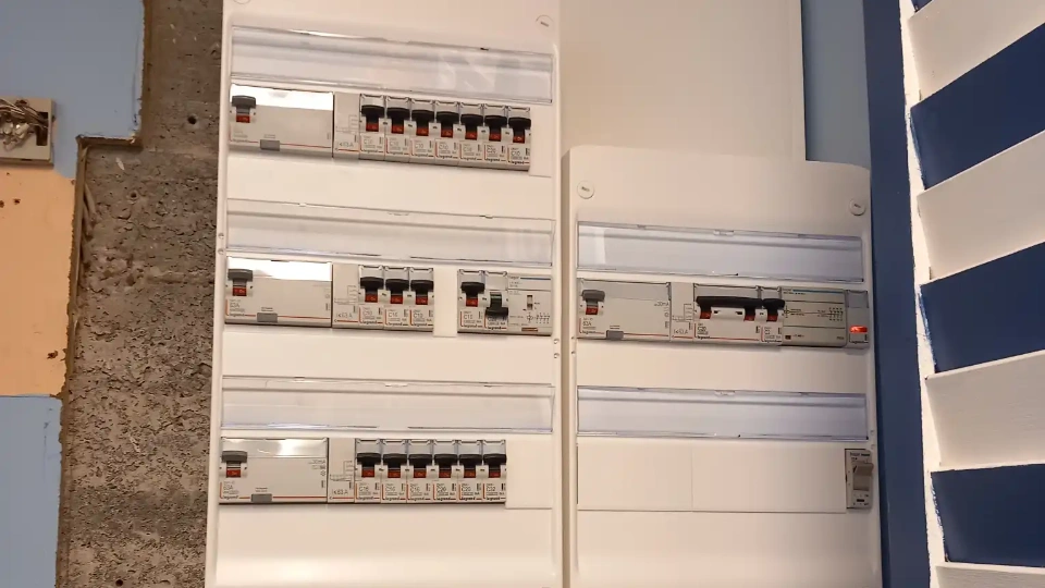 DALLE-ELEC-renovation-electrique-installation-bg DALLE ELEC, finition d'une installation de tableau électrique